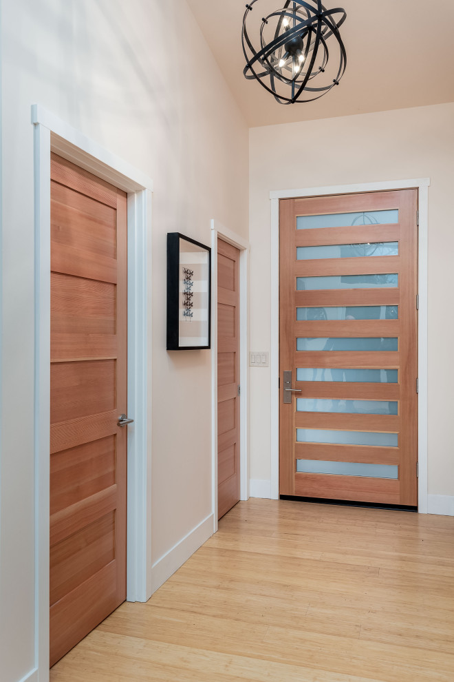 Foto de puerta principal blanca retro grande con paredes blancas, suelo de madera clara, puerta simple, puerta de madera clara y suelo marrón