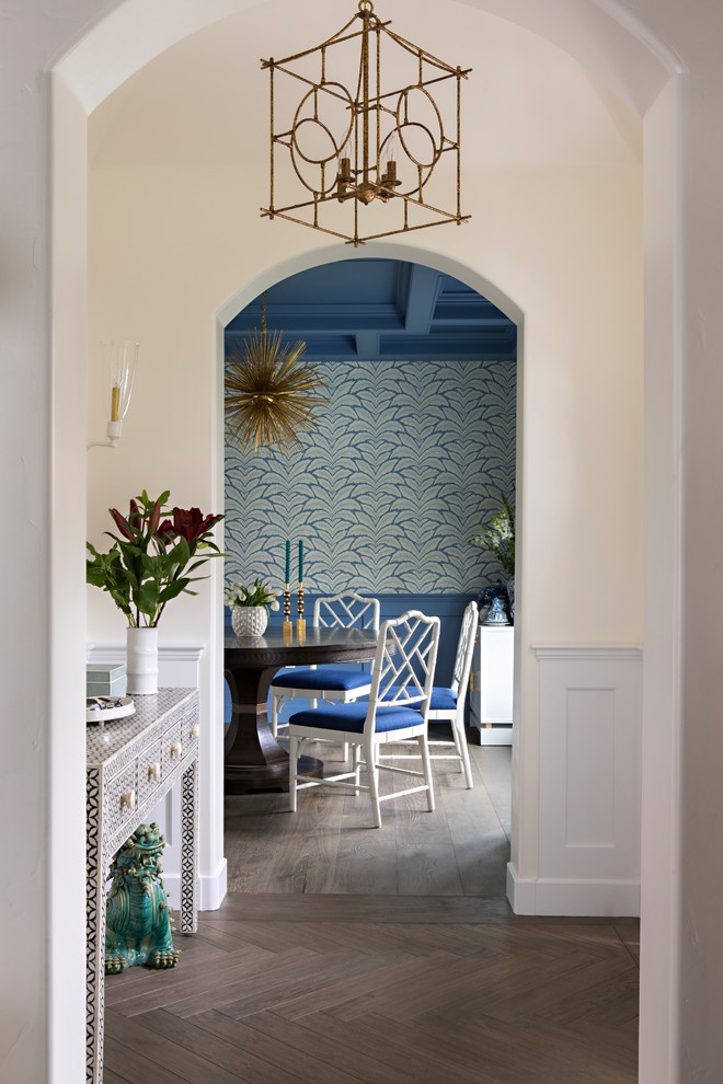Inspiration för en liten vintage ingång och ytterdörr, med beige väggar, mörkt trägolv, en enkeldörr, en blå dörr och brunt golv