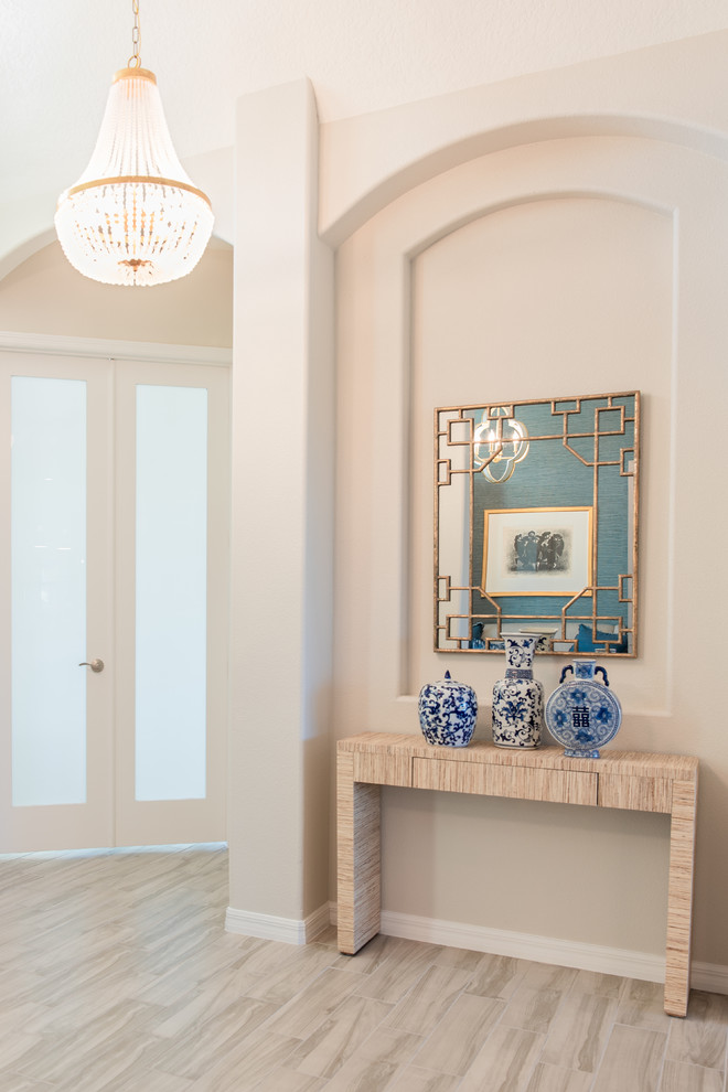 Foto di un ingresso tradizionale di medie dimensioni con pareti beige, pavimento con piastrelle in ceramica, una porta a due ante, una porta blu e pavimento grigio