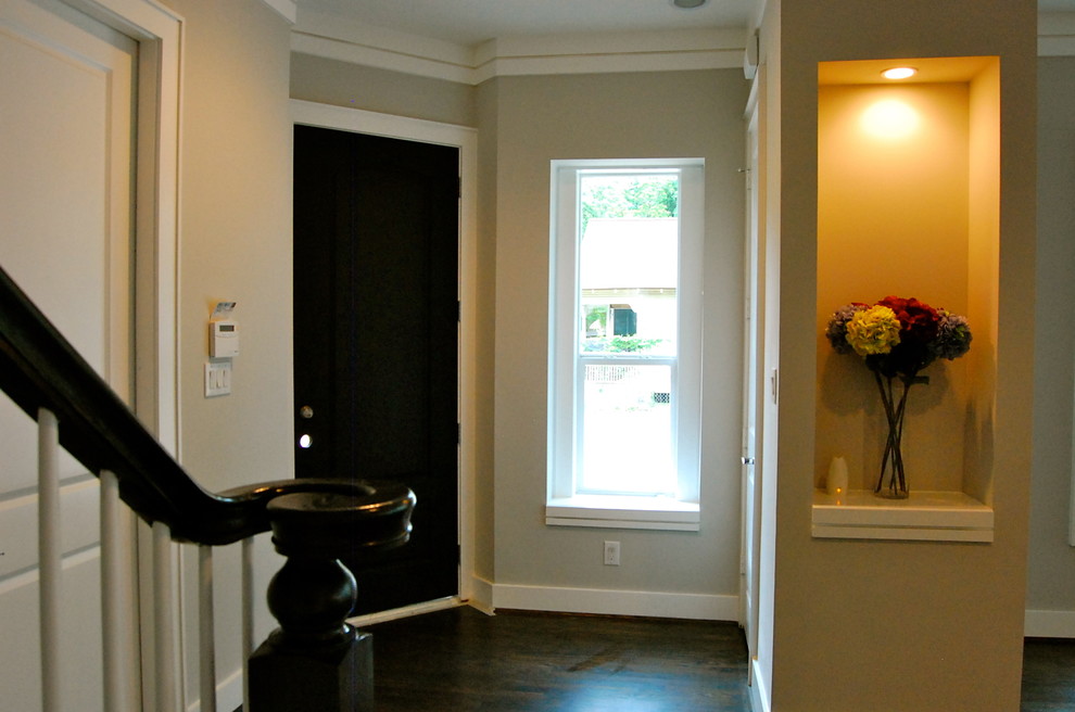 Ejemplo de distribuidor actual pequeño con paredes grises, suelo de madera oscura, puerta simple y puerta negra