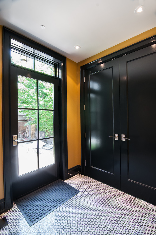 Große Eklektische Haustür mit oranger Wandfarbe, Keramikboden, Einzeltür und schwarzer Haustür in Toronto