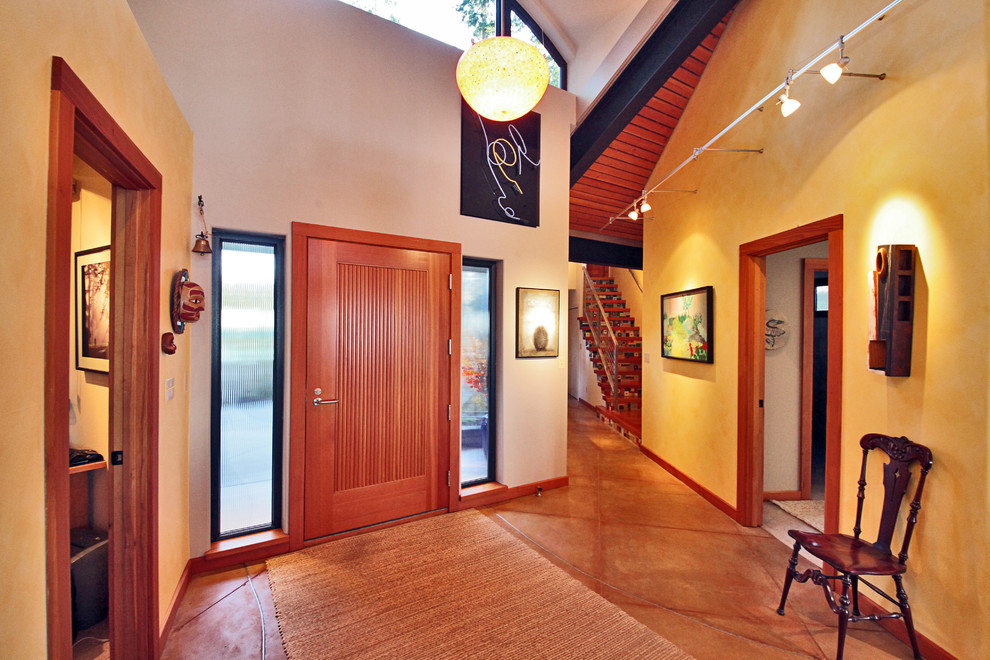 Diseño de puerta principal urbana de tamaño medio con paredes beige, suelo de travertino, puerta simple y puerta marrón