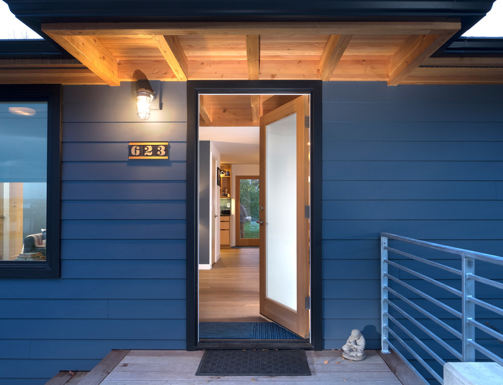 シアトルにある中くらいなトランジショナルスタイルのおしゃれな玄関ドア (淡色木目調のドア、淡色無垢フローリング) の写真