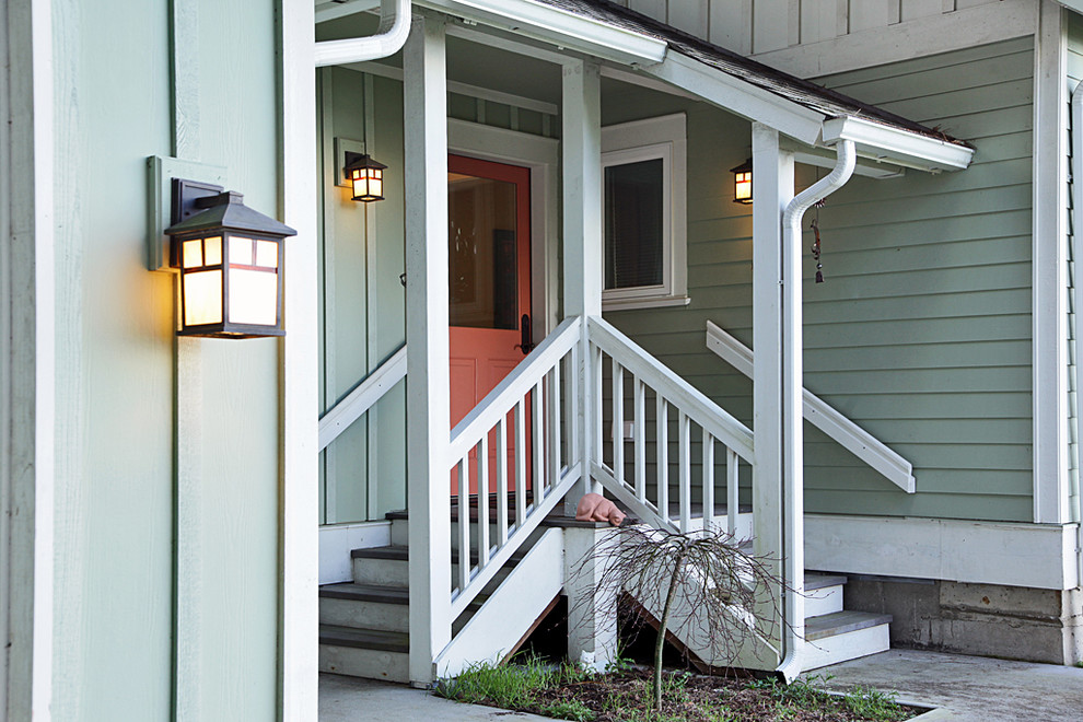 Источник вдохновения для домашнего уюта: входная дверь среднего размера в классическом стиле с зелеными стенами, одностворчатой входной дверью и оранжевой входной дверью