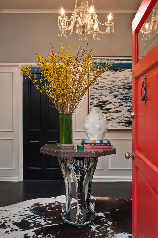 Transitional entryway photo in Los Angeles