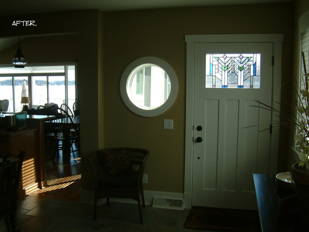 Idée de décoration pour une petite porte d'entrée craftsman avec une porte simple et une porte blanche.