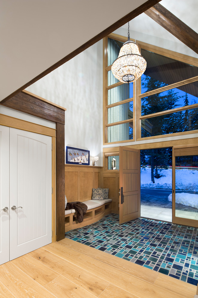 Источник вдохновения для домашнего уюта: фойе среднего размера в стиле рустика с входной дверью из дерева среднего тона, бирюзовым полом, серыми стенами, полом из керамической плитки и одностворчатой входной дверью