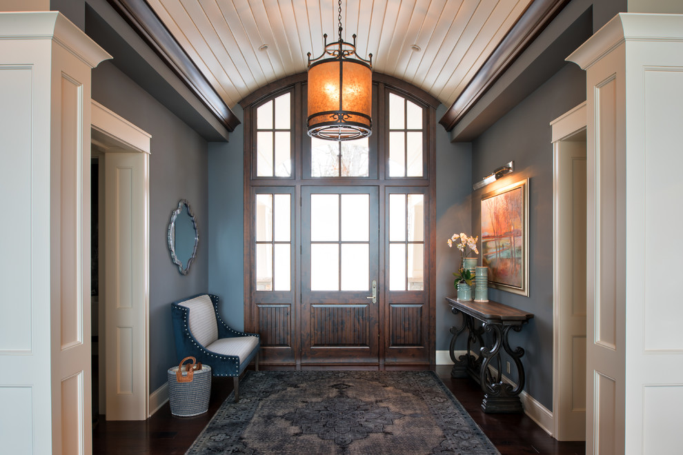 Источник вдохновения для домашнего уюта: большое фойе в классическом стиле с синими стенами, темным паркетным полом, одностворчатой входной дверью, входной дверью из темного дерева и коричневым полом