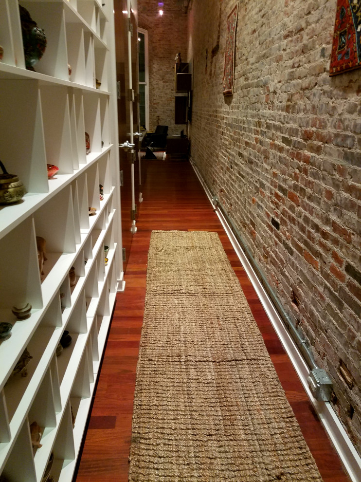 フィラデルフィアにあるお手頃価格の中くらいなインダストリアルスタイルのおしゃれな玄関ホール (無垢フローリング、赤い床) の写真