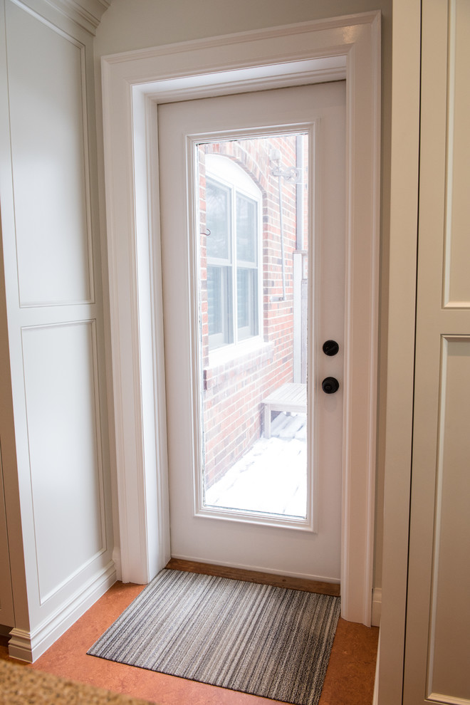 Пример оригинального дизайна: прихожая среднего размера в классическом стиле с белыми стенами, пробковым полом, одностворчатой входной дверью и белой входной дверью