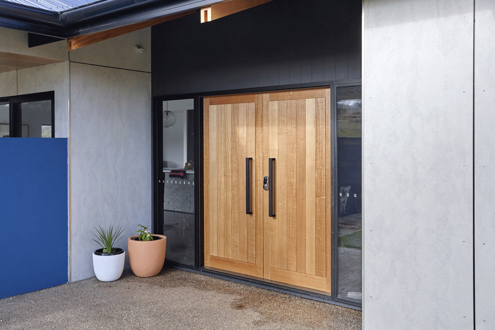 Esempio di una piccola porta d'ingresso minimalista con pareti grigie, pavimento in granito, una porta a due ante e una porta in legno chiaro