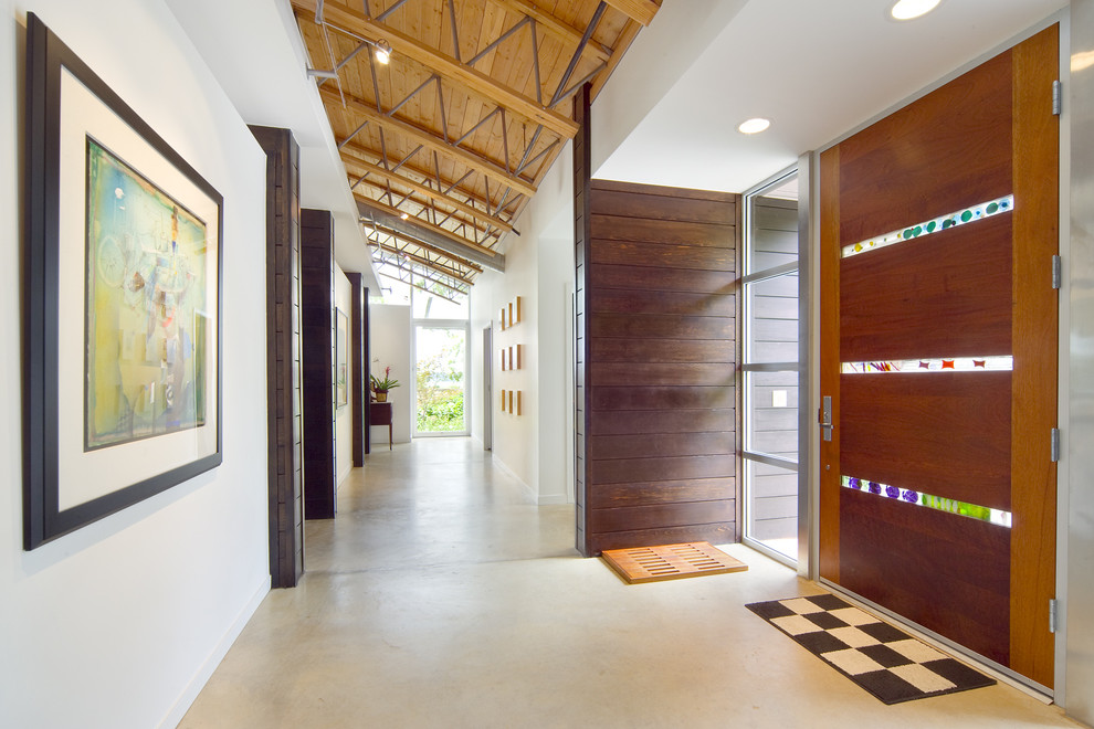 Inspiration pour une entrée design avec un couloir, une porte simple et une porte en bois brun.
