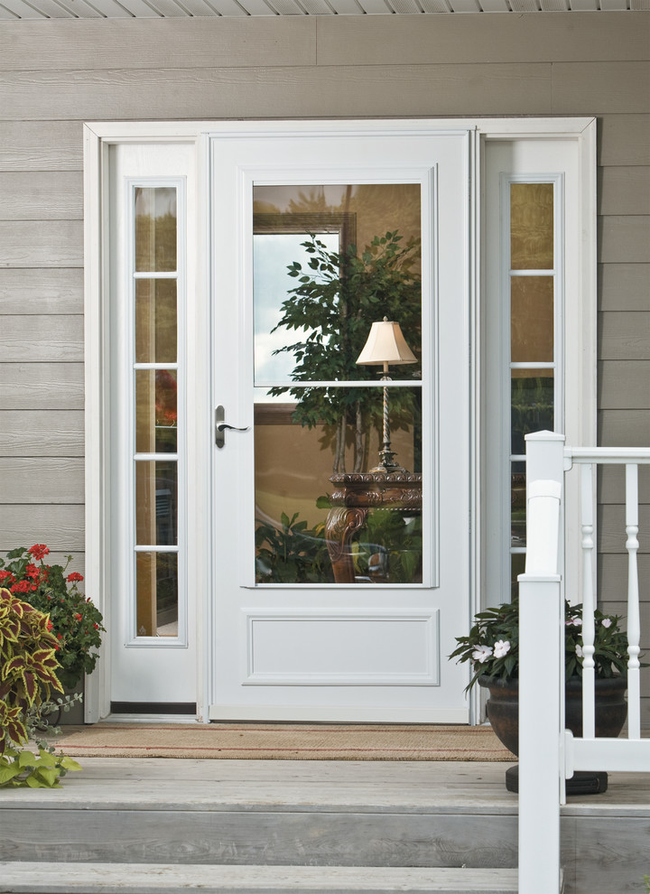 Ejemplo de puerta principal clásica renovada con puerta simple y puerta blanca