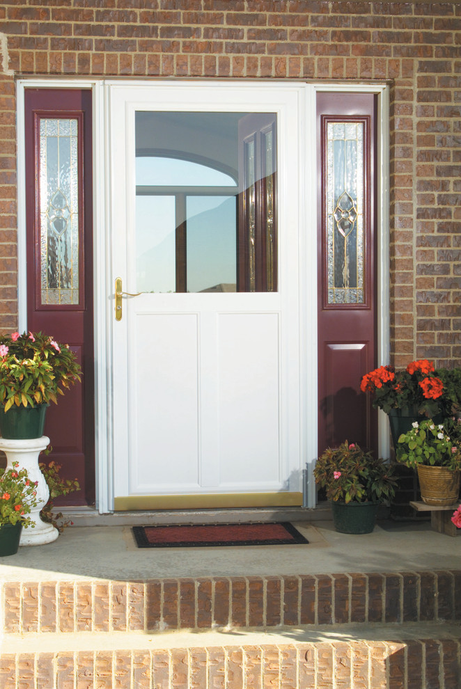 Diseño de puerta principal clásica renovada con puerta simple y puerta blanca