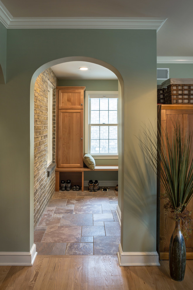 Inspiration pour une entrée traditionnelle de taille moyenne avec un vestiaire, un mur vert, un sol en carrelage de porcelaine, une porte simple et une porte blanche.