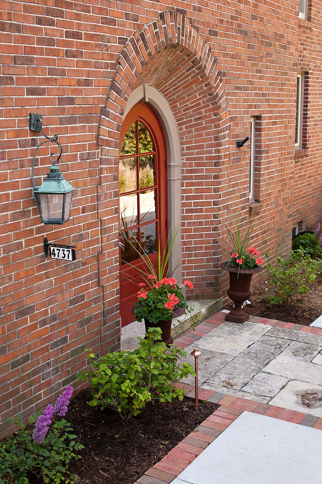Diseño de puerta principal clásica de tamaño medio con puerta roja y puerta simple