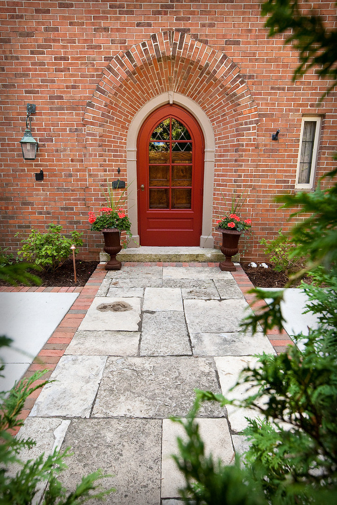 Ejemplo de puerta principal clásica de tamaño medio con puerta simple y puerta roja