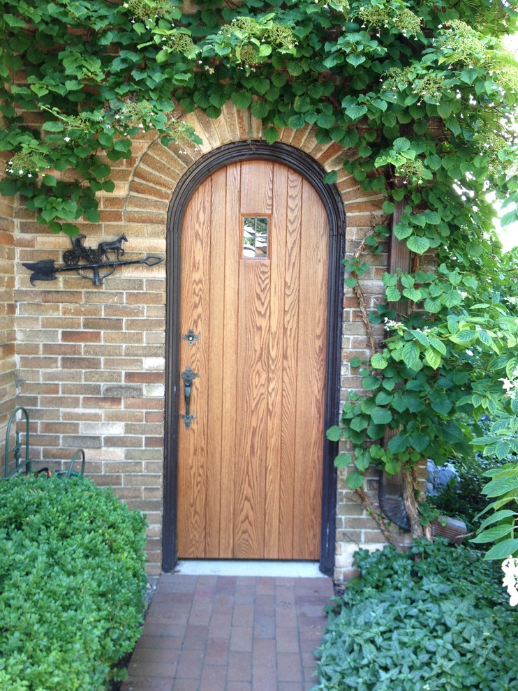 Diseño de puerta principal de tamaño medio con puerta simple, puerta de madera clara y suelo marrón