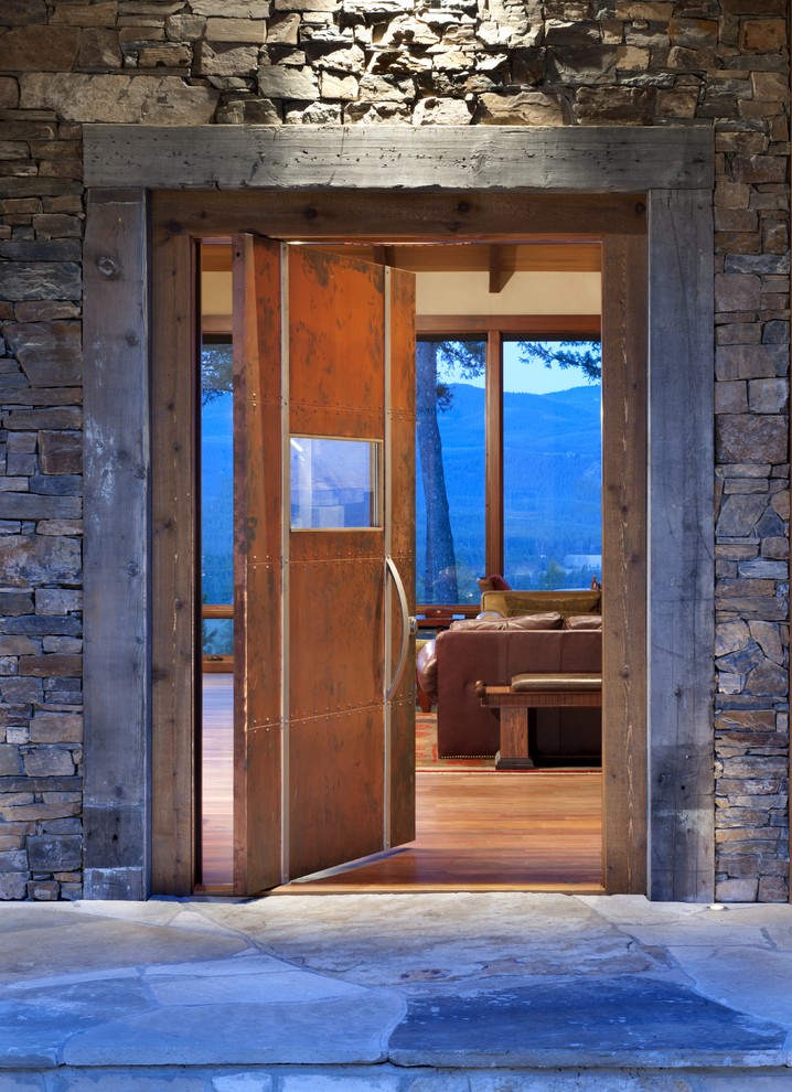 На фото: входная дверь в стиле рустика с поворотной входной дверью и металлической входной дверью с