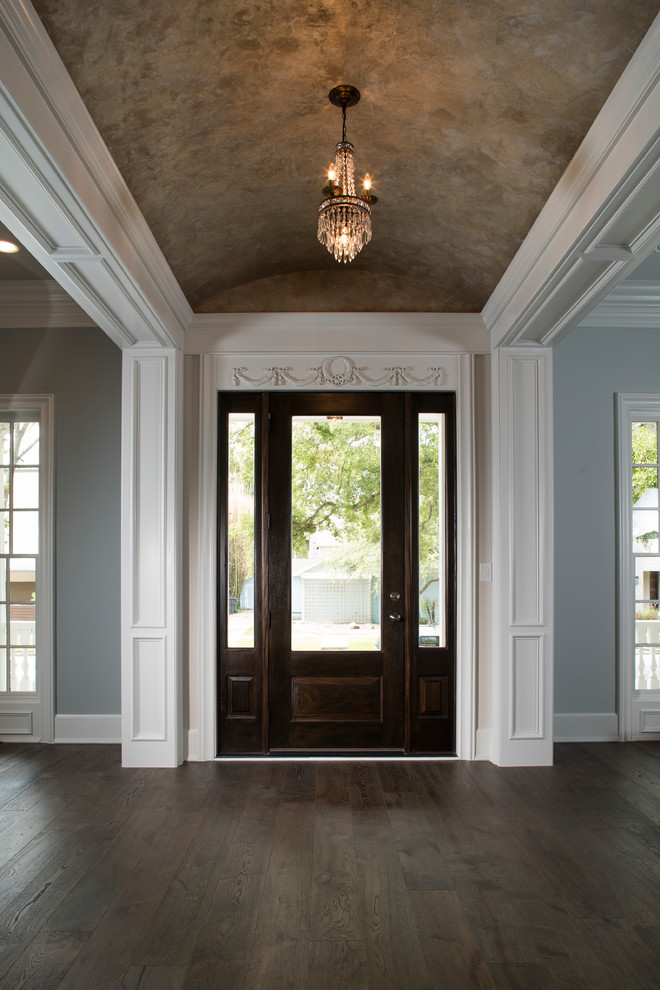 Источник вдохновения для домашнего уюта: огромная входная дверь в классическом стиле с одностворчатой входной дверью, входной дверью из темного дерева и кессонным потолком