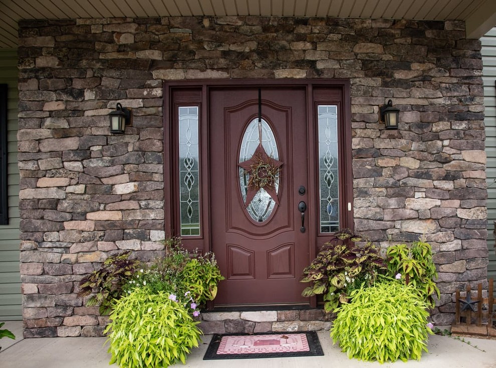 Aménagement d'une porte d'entrée classique avec un mur marron, sol en béton ciré, une porte simple, une porte marron et un sol gris.