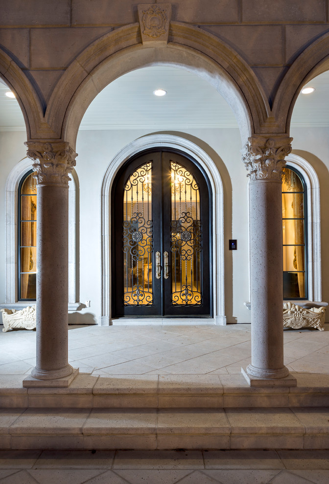Großes Klassisches Foyer mit beiger Wandfarbe, Kalkstein, Doppeltür, schwarzer Haustür, beigem Boden und Treppe in Charlotte