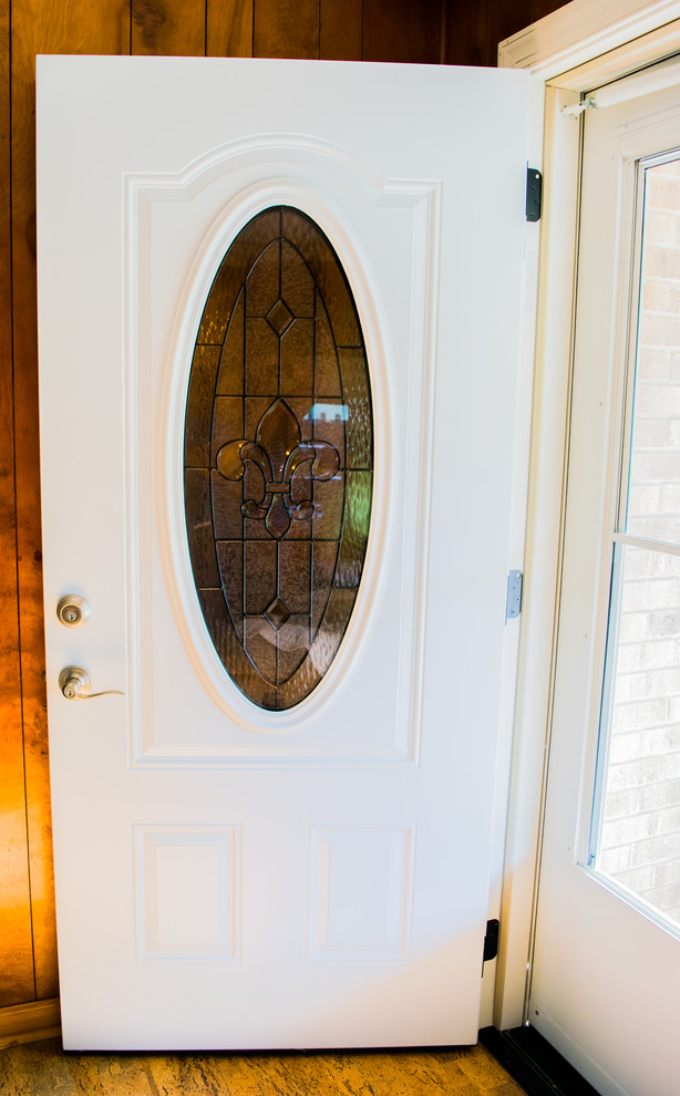 Cette photo montre une entrée chic de taille moyenne avec un mur marron, un sol en liège, une porte simple, une porte blanche et un sol marron.