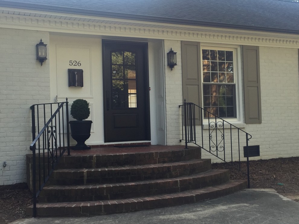 Große Klassische Haustür mit weißer Wandfarbe, Backsteinboden, Einzeltür und brauner Haustür in Charlotte