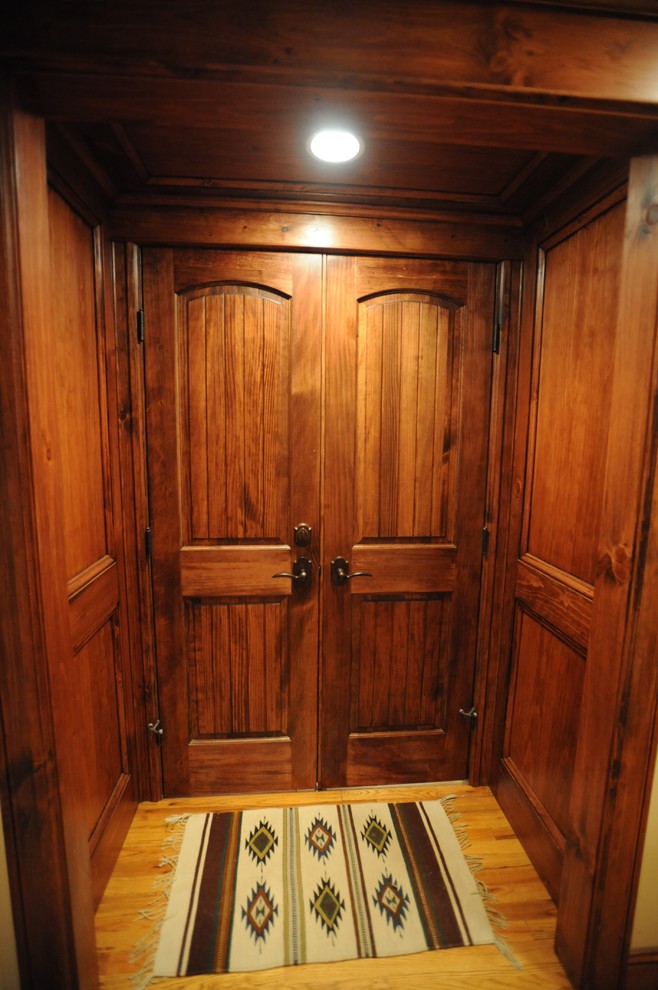 Foto di una porta d'ingresso rustica con parquet chiaro, una porta a due ante e una porta in legno bruno