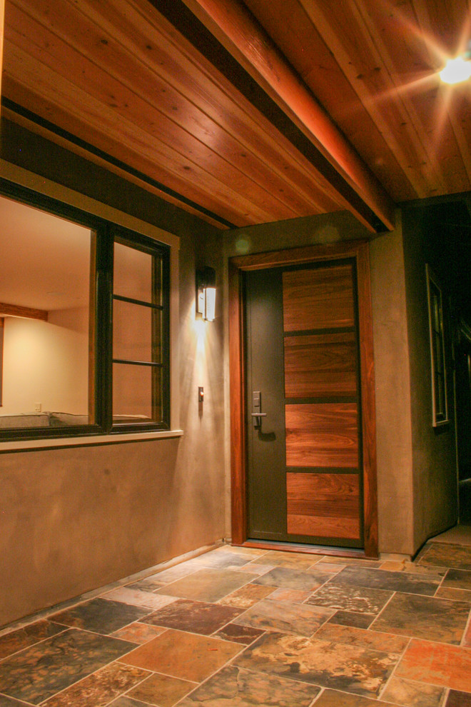 Идея дизайна: входная дверь среднего размера в современном стиле с полом из сланца, одностворчатой входной дверью и входной дверью из дерева среднего тона