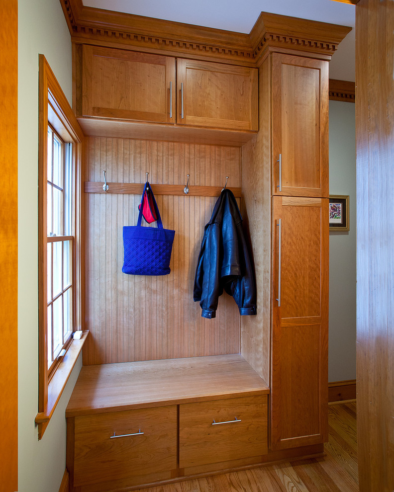 ローリーにある高級な小さなトランジショナルスタイルのおしゃれなマッドルーム (グレーの壁、無垢フローリング、木目調のドア) の写真