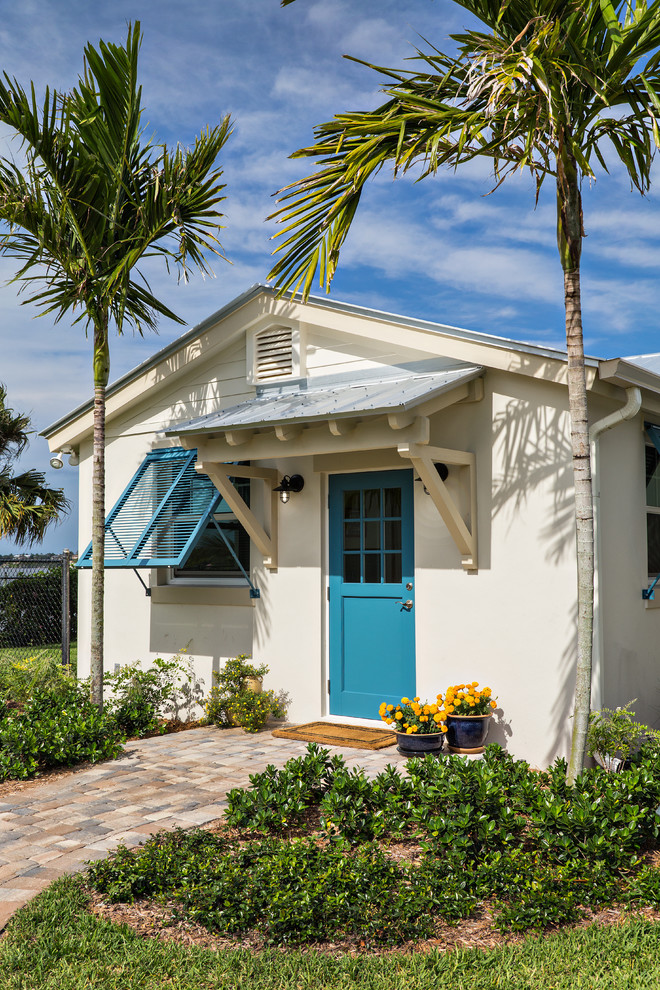 Immagine di una porta d'ingresso tropicale con una porta singola e una porta blu