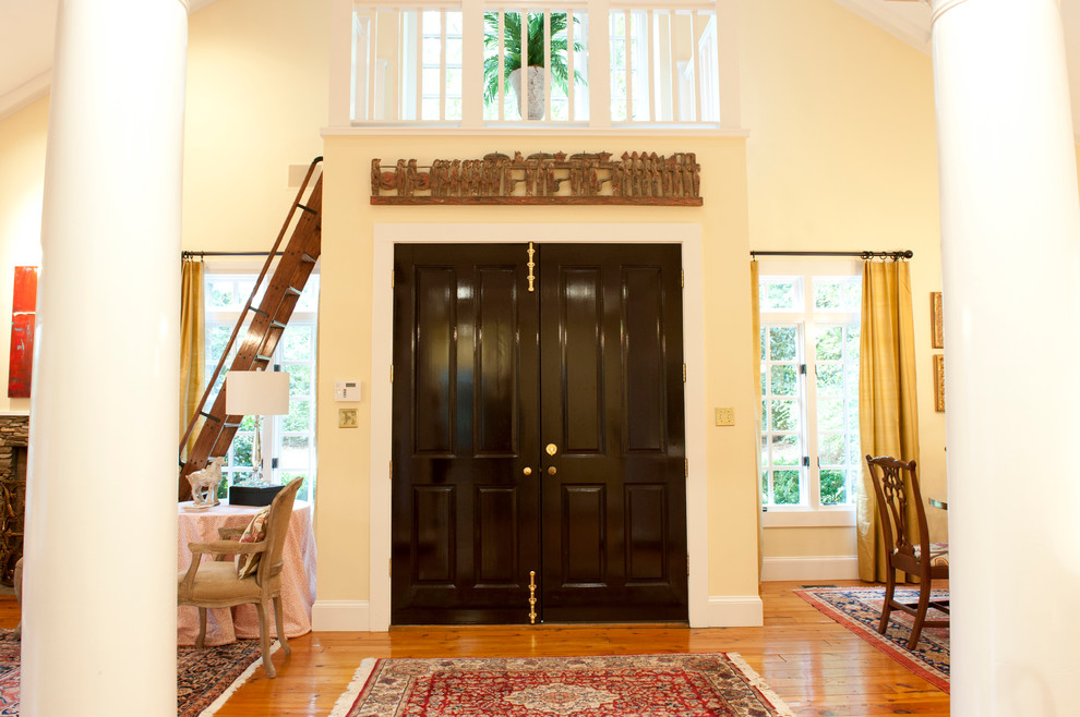 Idee per un ingresso boho chic di medie dimensioni con pareti beige, parquet scuro, una porta a due ante, una porta in legno scuro e pavimento marrone