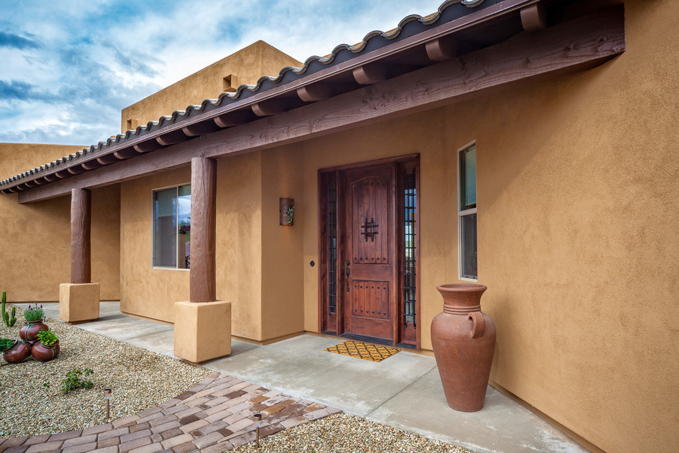 Mittelgroße Mediterrane Haustür mit beiger Wandfarbe, Einzeltür und dunkler Holzhaustür in Phoenix