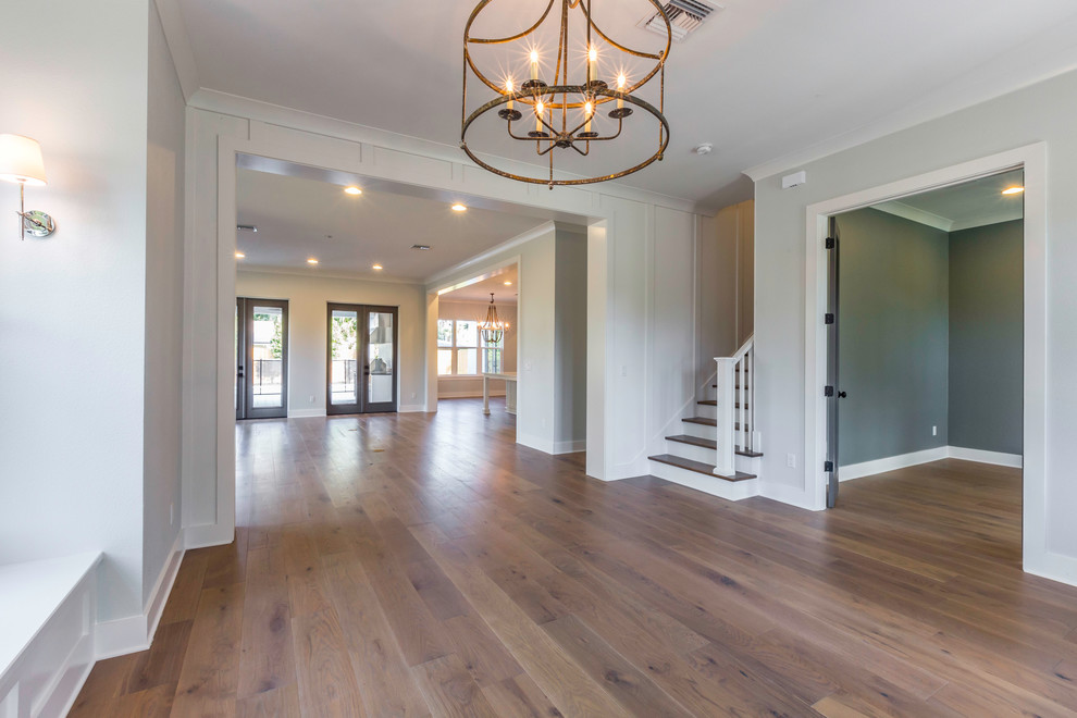 Mittelgroßes Klassisches Foyer mit grauer Wandfarbe, braunem Holzboden und braunem Boden in Orlando