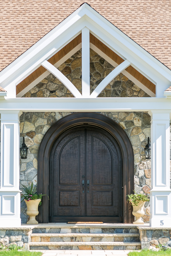 Foto di una grande porta d'ingresso tradizionale con una porta a due ante e una porta in legno scuro