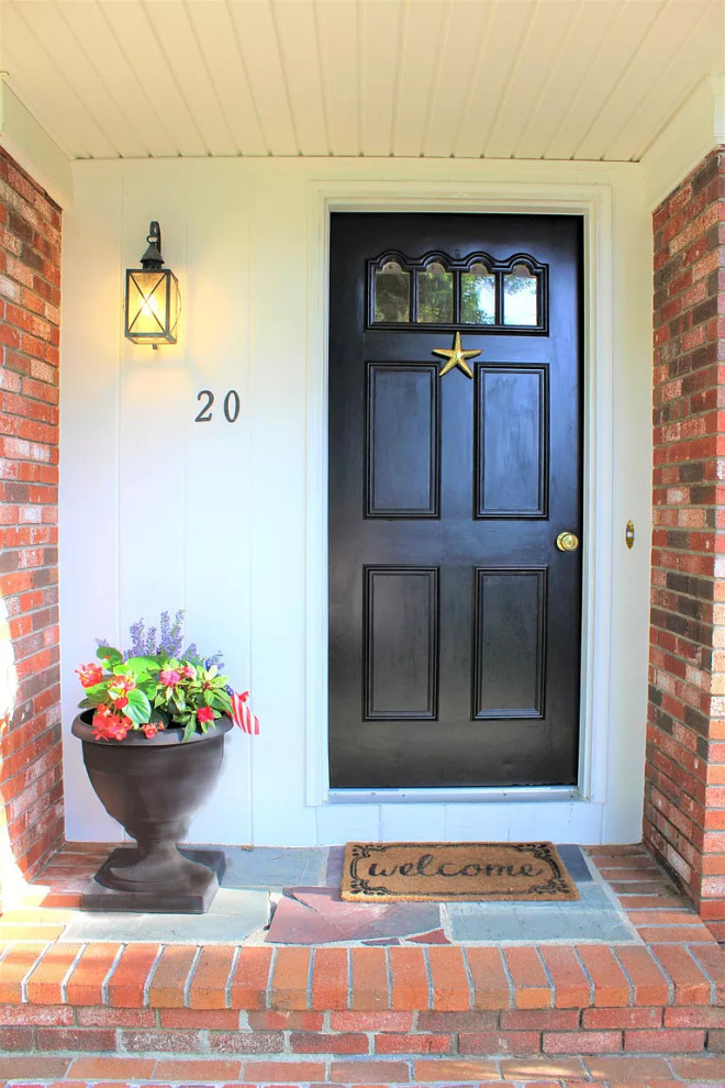 Пример оригинального дизайна: маленькая входная дверь в классическом стиле с кирпичным полом, одностворчатой входной дверью, черной входной дверью и разноцветным полом для на участке и в саду