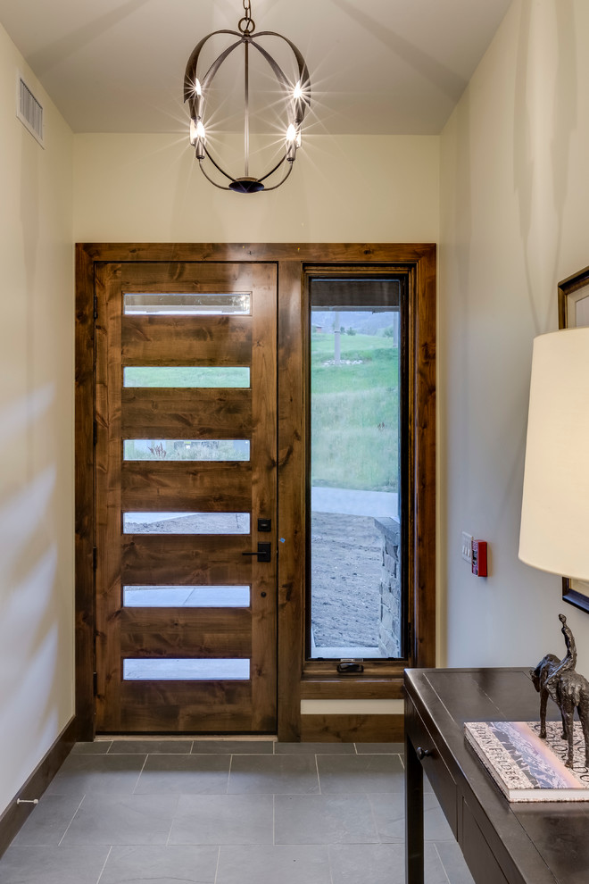 Идея дизайна: входная дверь в современном стиле с одностворчатой входной дверью и входной дверью из темного дерева
