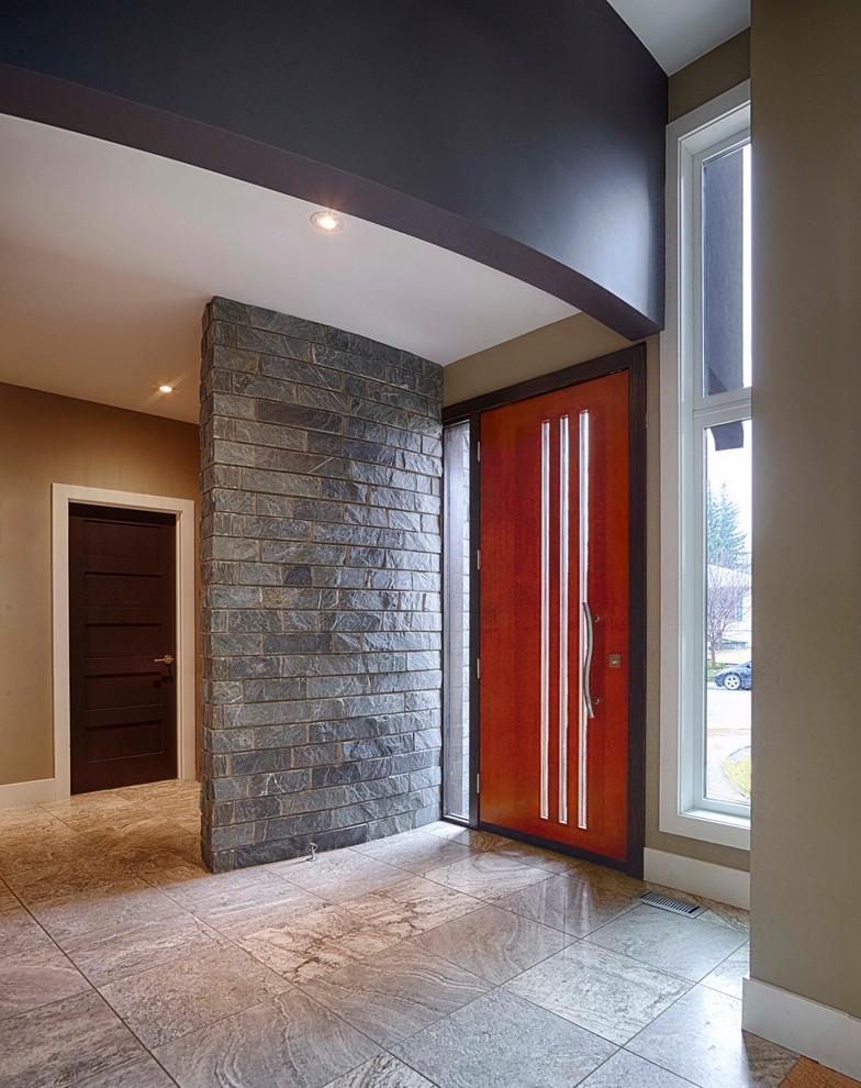 Idee per un ingresso contemporaneo di medie dimensioni con una porta in legno bruno, pareti multicolore, pavimento in granito e una porta singola