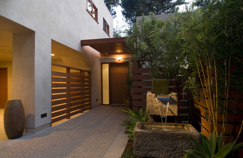 Asiatischer Eingang mit Einzeltür und dunkler Holzhaustür in Los Angeles