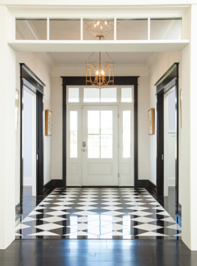 Ispirazione per un grande ingresso stile marinaro con pareti bianche, pavimento in marmo, una porta singola e una porta bianca