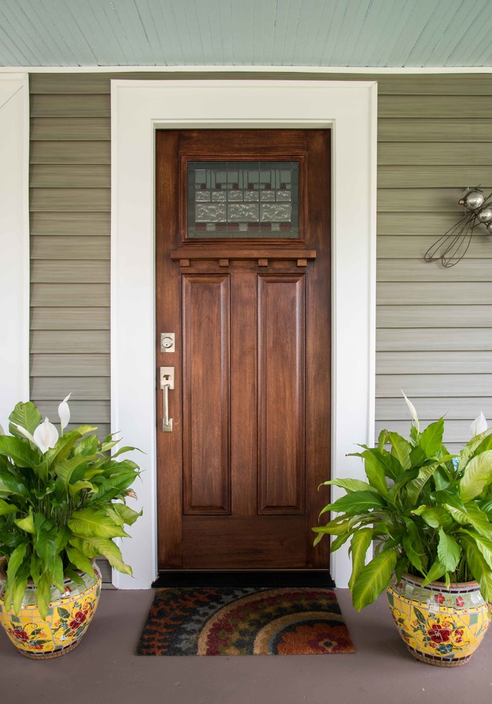 Kleine Rustikale Haustür mit brauner Wandfarbe, gebeiztem Holzboden, Einzeltür, hellbrauner Holzhaustür und braunem Boden in Raleigh
