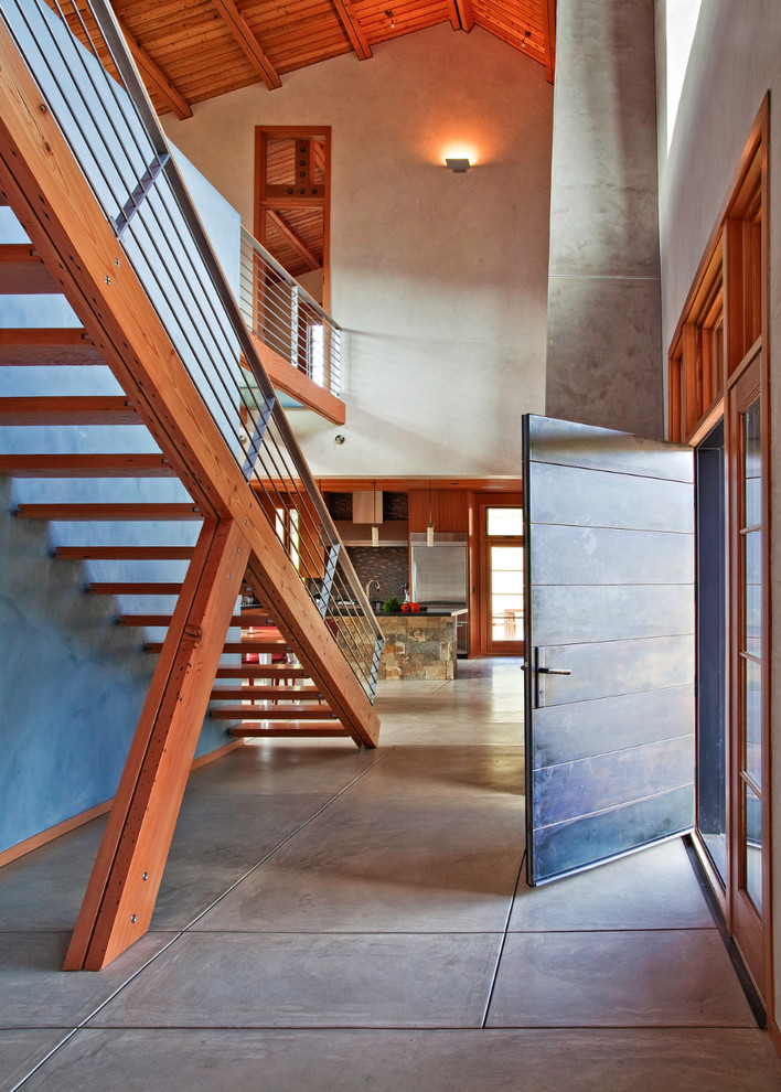 Mittelgroße Industrial Haustür mit Betonboden, grauem Boden, Einzeltür, Haustür aus Metall und weißer Wandfarbe in San Francisco