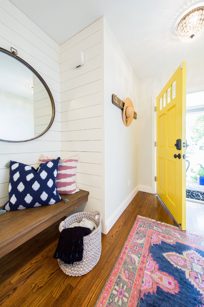 Inspiration för en mellanstor vintage hall, med vita väggar, mellanmörkt trägolv, en enkeldörr, en gul dörr och brunt golv