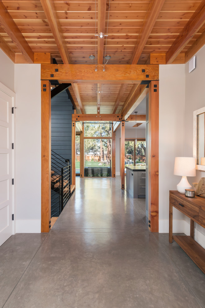 Rustikales Foyer mit Betonboden, Einzeltür und heller Holzhaustür in San Francisco