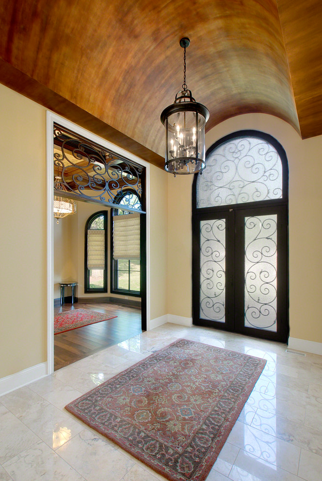 Diseño de puerta principal tradicional de tamaño medio con paredes beige, suelo de mármol, puerta doble, puerta de vidrio y suelo blanco