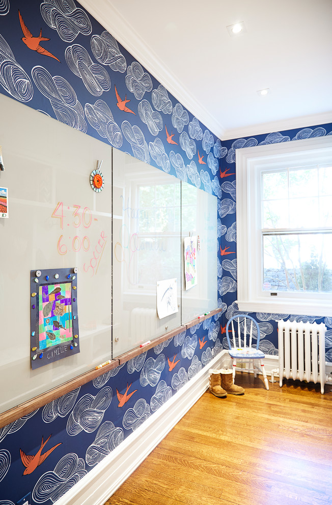 Ispirazione per un piccolo ingresso con anticamera classico con pareti blu, pavimento in legno massello medio e pavimento marrone