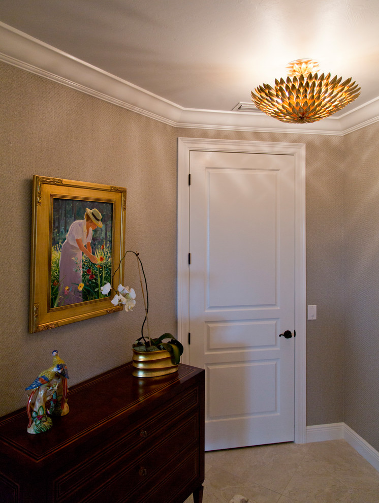 Cette photo montre une entrée chic de taille moyenne avec un couloir, un mur beige, un sol en carrelage de céramique et une porte blanche.