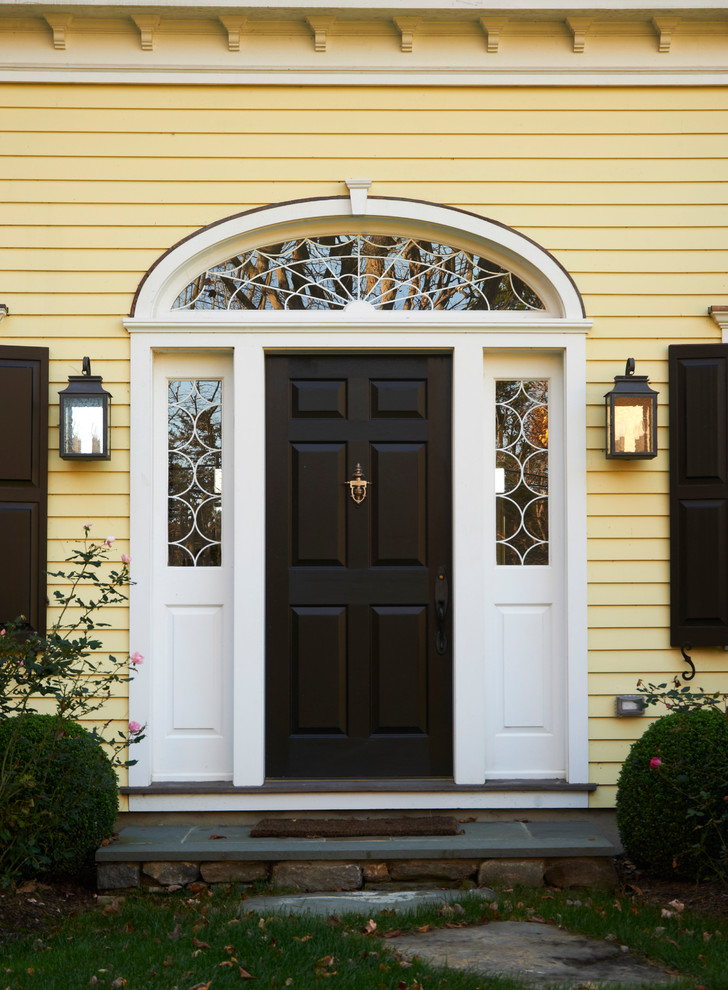 Idées déco pour une porte d'entrée classique avec une porte simple et une porte noire.