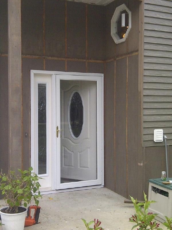 Cette image montre une petite entrée design avec un mur marron, une porte simple et un sol blanc.